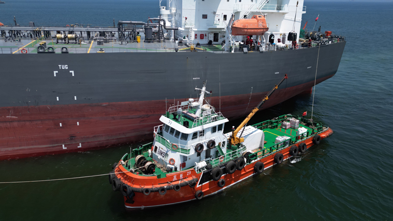 海事服務供應船提供物資補給等服務。舟山市港航和口岸管理局