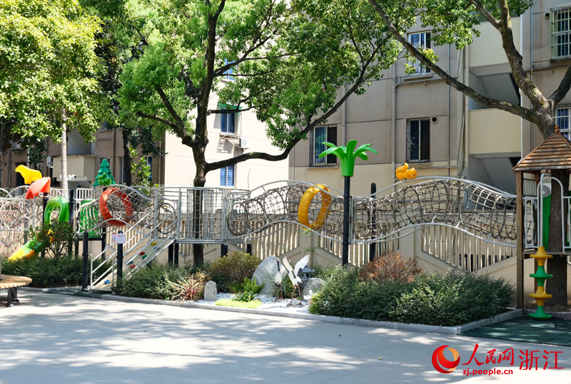 養老院保留了之前的滑梯設備，供前來探望老人的孩子們玩耍。人民網 程欣攝