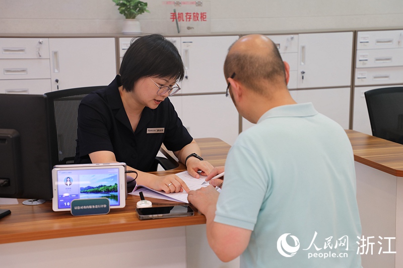 市民林先生通過預約，到現場直接辦理相關業務。人民網 方彭依夢攝