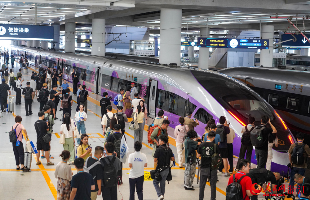 9月6日上午9時許，杭溫高鐵正式開通運營。人民網 章勇濤攝