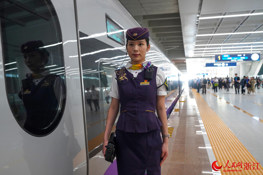 9月6日上午9時許，杭溫高鐵正式開通運營。人民網 章勇濤攝