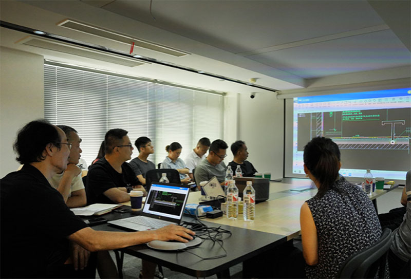 議事活動現場，專家正在介紹解決方案。吳承予攝