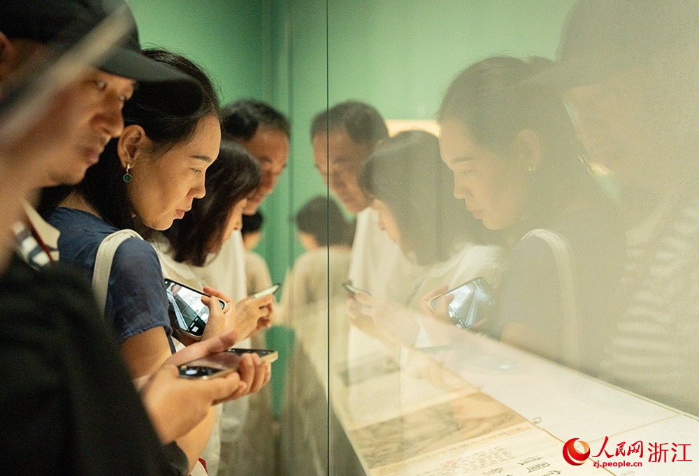 游客欣賞《富春山居圖》（剩山圖卷）真跡。人民網記者 王麗瑋攝
