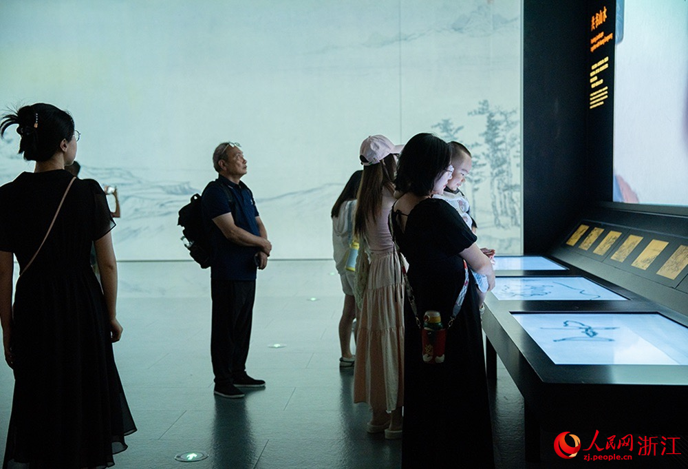 游客體驗《富春山居圖》數字展。人民網記者 王麗瑋攝