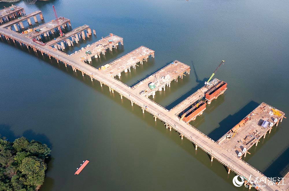 甬臺溫改擴建寧波南段項目楊梅嶺水庫1號橋施工現場。人民網 章勇濤攝