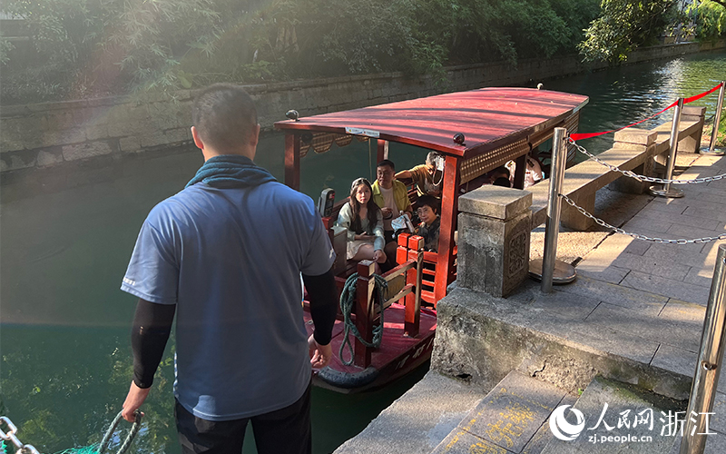 游客乘坐杭州水上巴士7號線。人民網記者 艾宇韜攝