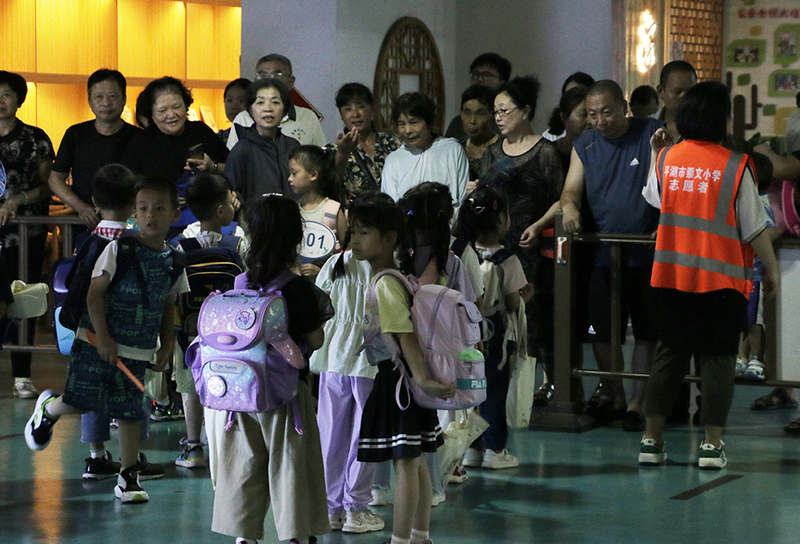 小朋友們放學來到接送區。吳承予攝