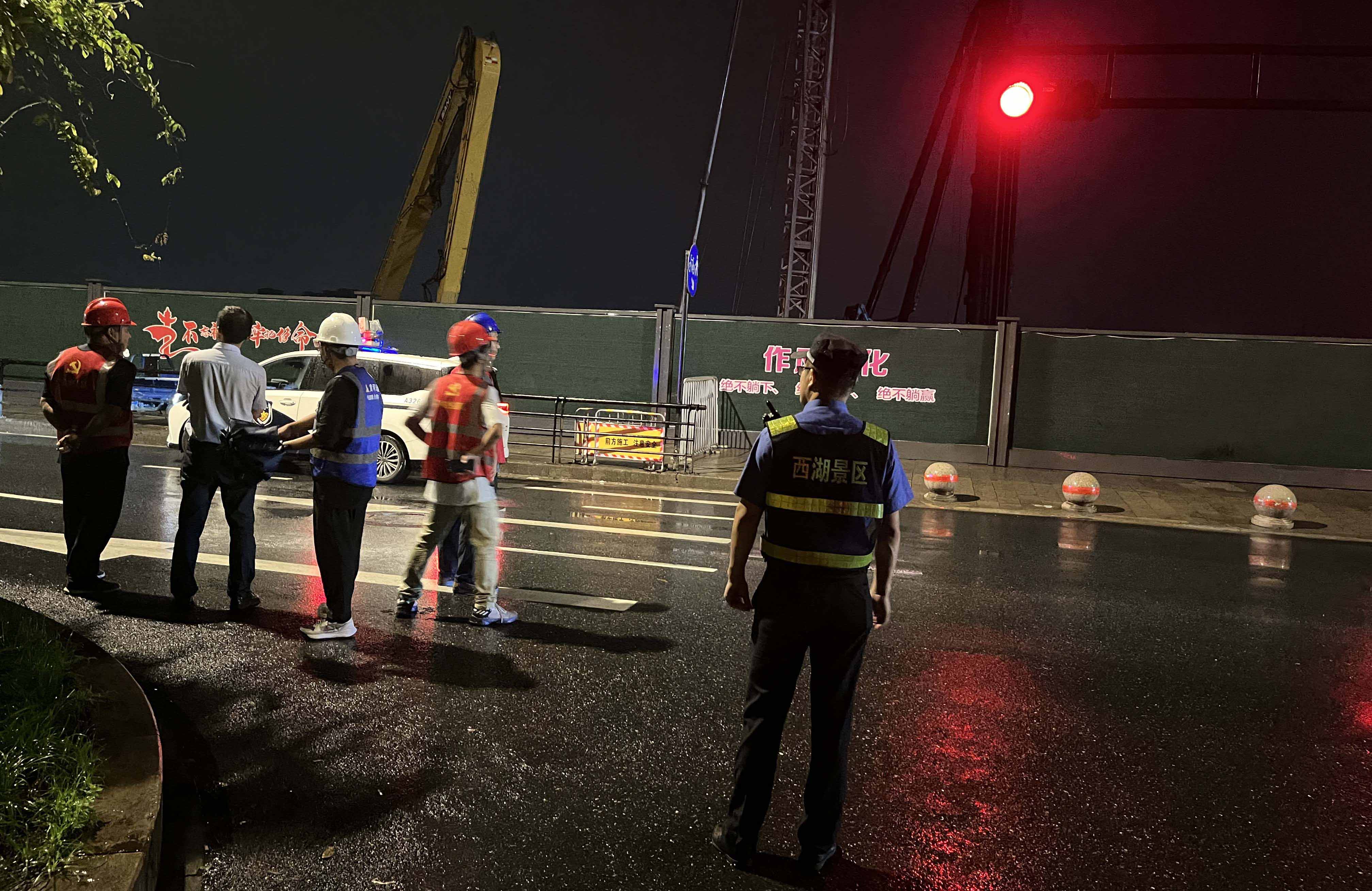 9月20日凌晨2點，執法隊隊員前往錢塘江邊參與潮保工作。受訪者供圖