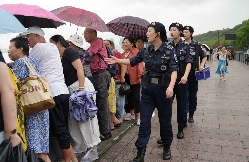 女子巡邏隊維護現場秩序。受訪者供圖