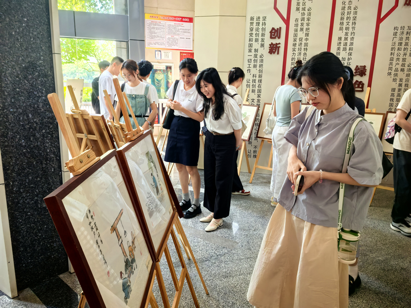 青年員工參觀廉潔漫畫展。金華市煙草專賣局供圖