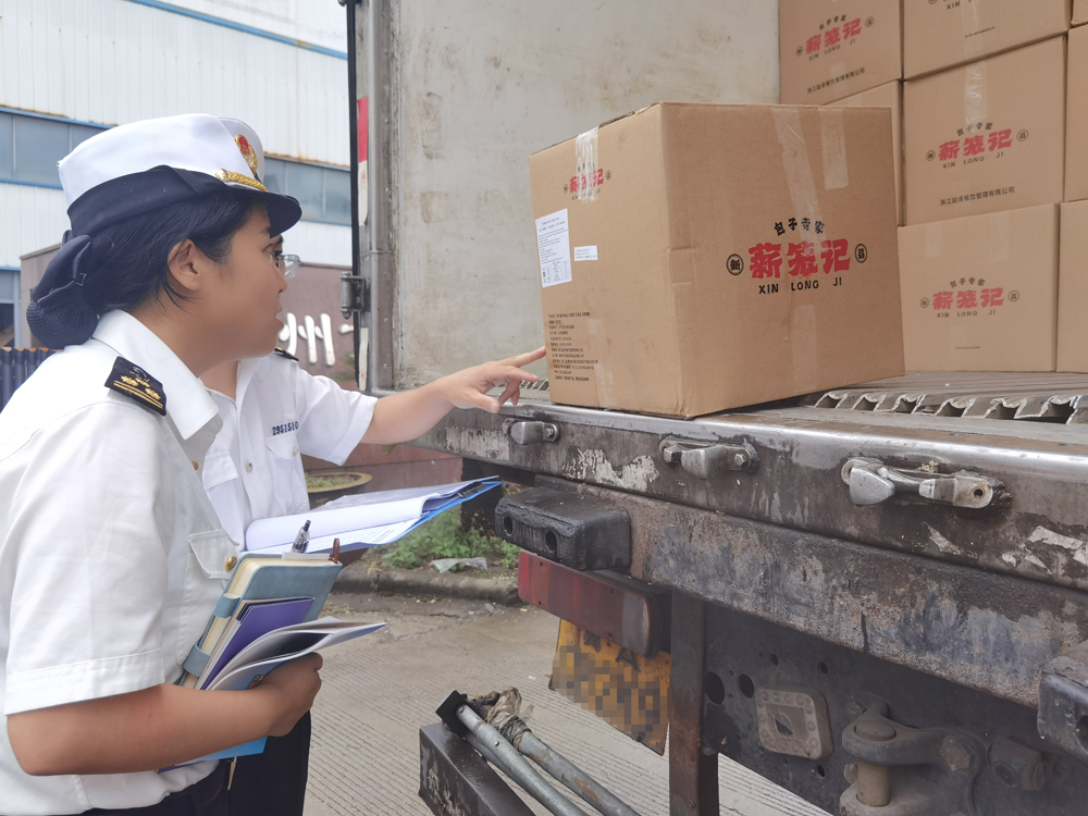 9月24日，嵊新海關工作人員正在企業里給出口柬埔寨的嵊州小籠包驗貨。張亮宗攝
