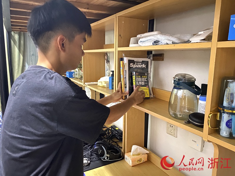 9月18日，祝宇軒完成金華職業技術大學新生報到流程后入住公寓。人民網 方彭依夢攝