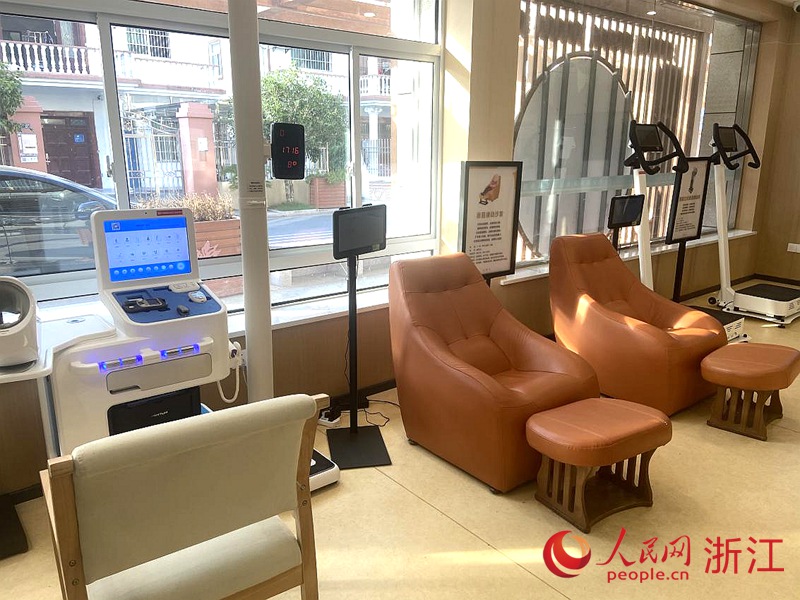 繆家村“老吾老”5A級居家養老服務照料中心內的康復醫療區。人民網 方彭依夢攝