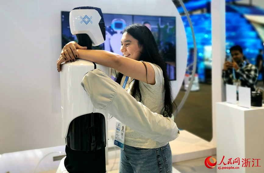 參展企業帶來各類首發首展首秀446項。人民網記者張麗瑋攝