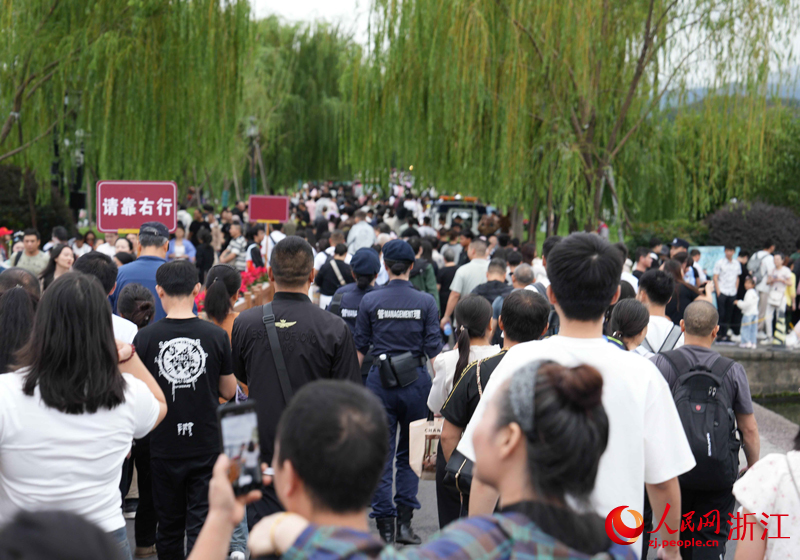 西湖景區在國慶期間成為熱門的旅游景點。人民網 程欣攝