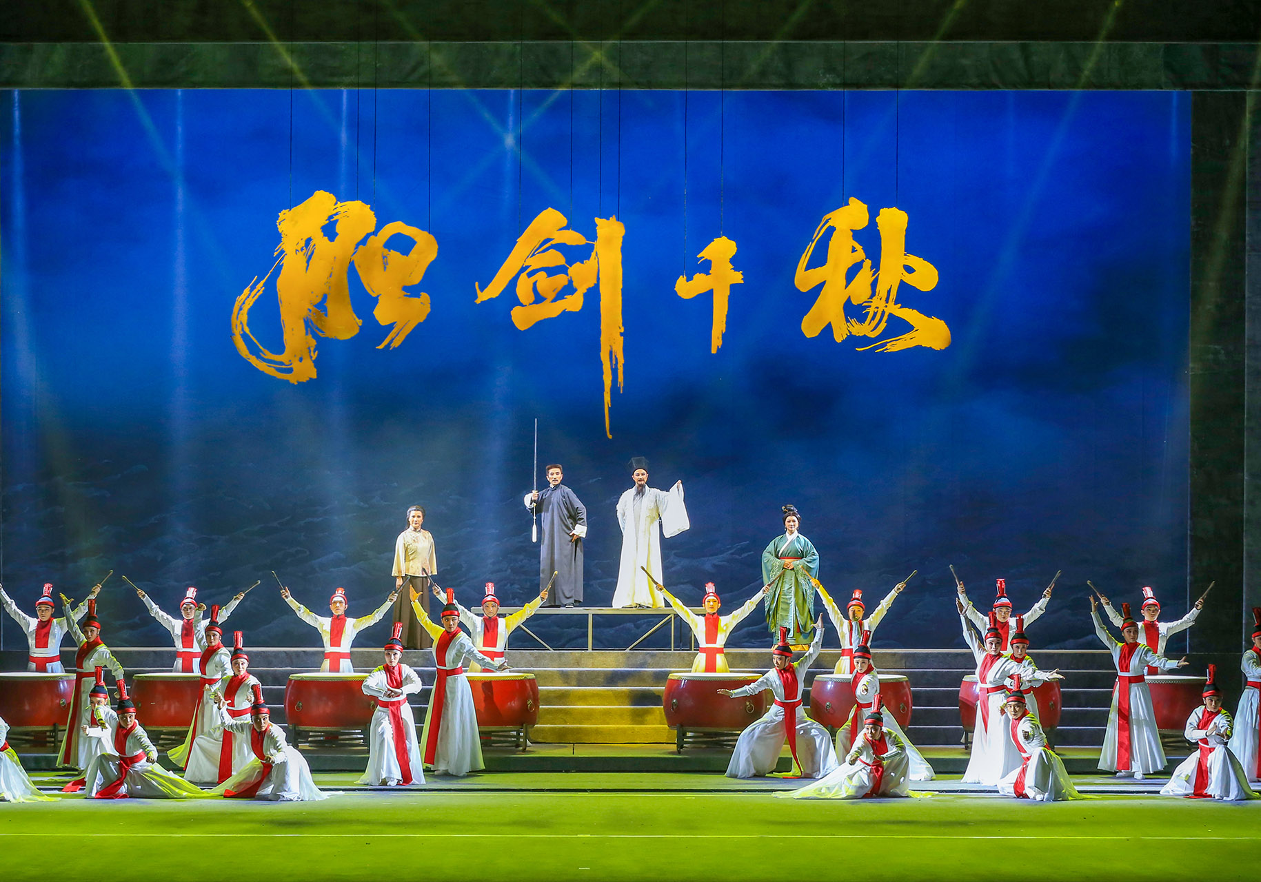 10月7日晚，大型原創越劇史詩劇《膽劍千秋》在紹興大劇院迎來首演。徐曄攝