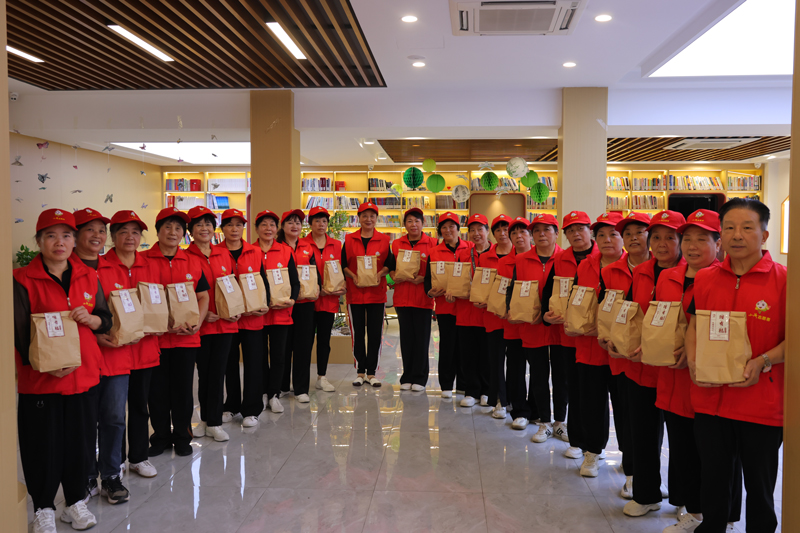 志愿者為老年群眾精心準備禮物。蓮都區委宣傳部供圖