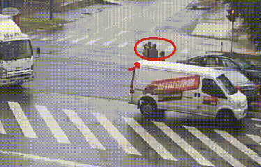 王先生與妻子站在路中間向過往車輛求助。