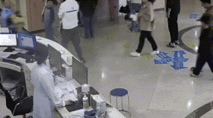 程幸龍以百米沖刺的速度沖向急診室。安吉縣公安局供圖