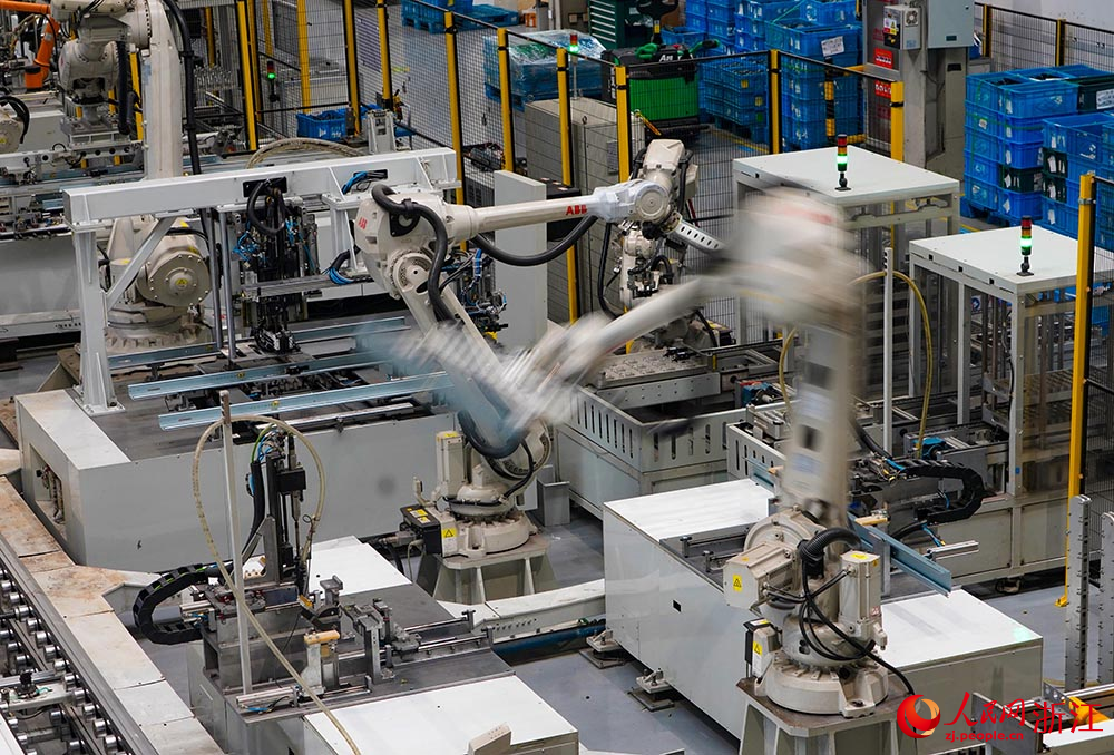 近日，在杭州市臨平區西奧電梯“未來工廠”，機械臂快速運轉，車間一派繁忙景象。人民網 章勇濤攝