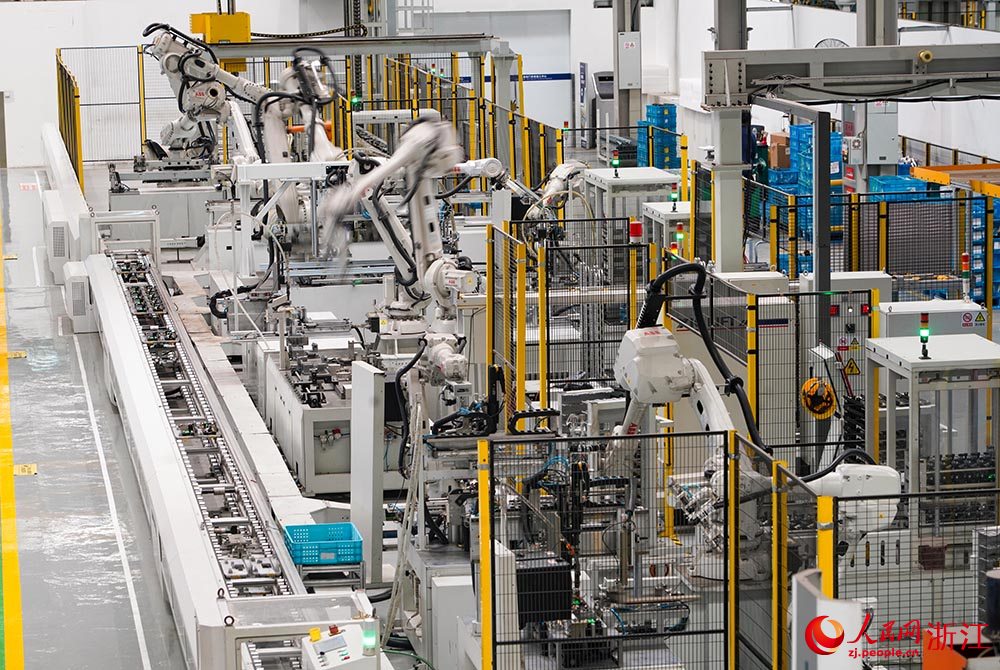 近日，在杭州市臨平區西奧電梯“未來工廠”，機械臂快速運轉，車間一派繁忙景象。人民網 章勇濤攝