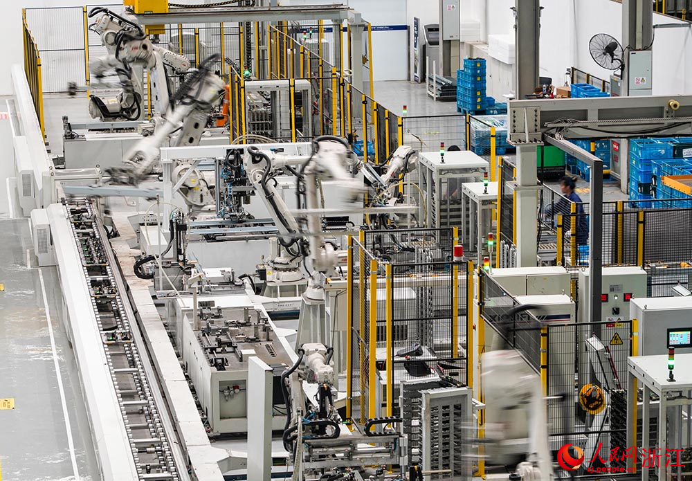 近日，在杭州市臨平區西奧電梯“未來工廠”，機械臂快速運轉，車間一派繁忙景象。人民網 章勇濤攝