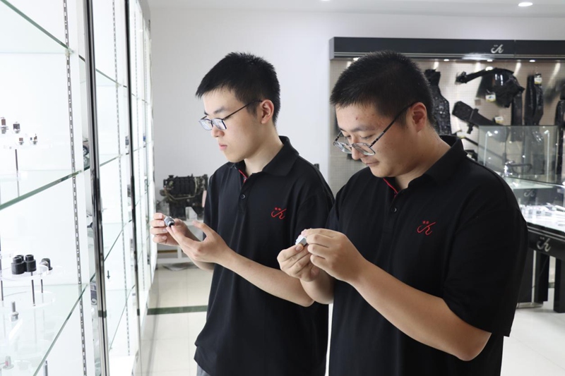 清華大學機械工程系本科生在慈溪市汽車制造龍頭企業上崗實習。慈溪市環創中心建設辦供圖