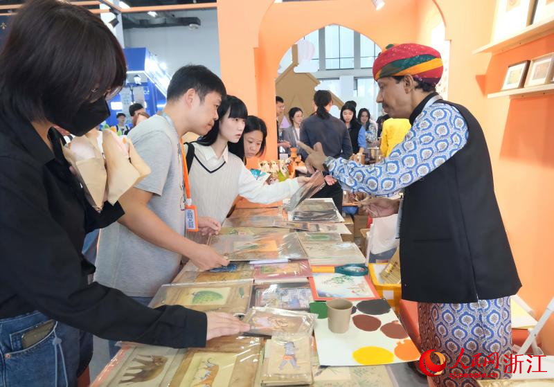 游客在印度細密畫展區前購買挑選。人民網 程欣攝