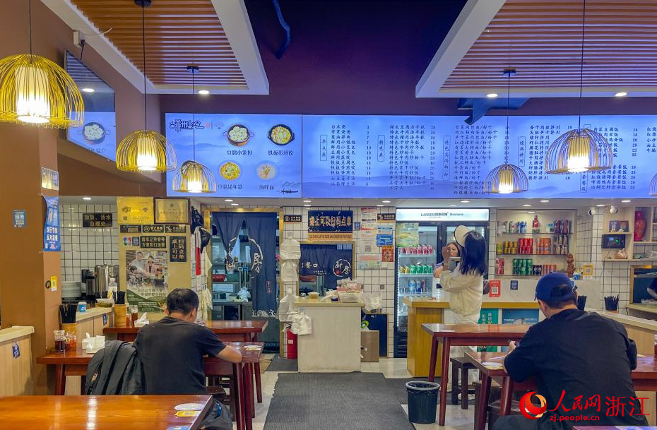 位于杭州的一家嵊州小吃店。人民網記者 郭揚攝