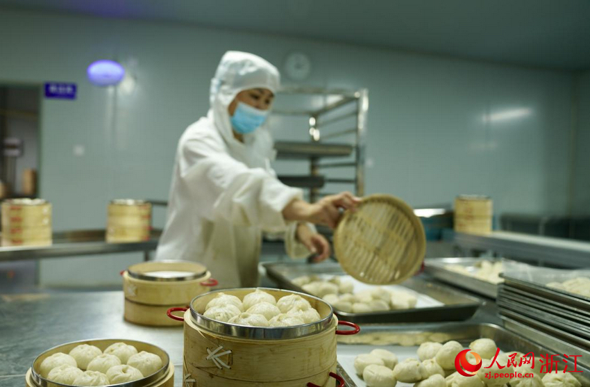 嵊州一家嵊州小籠包生產企業的包制車間。人民網記者 郭揚攝