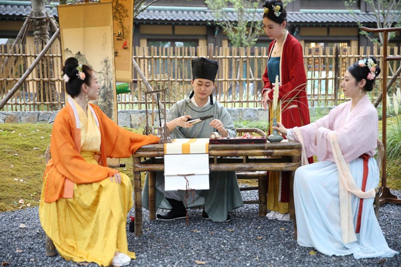 游客在“夢山徑”可沉浸式體驗宋韻文化。余杭文旅集團供圖