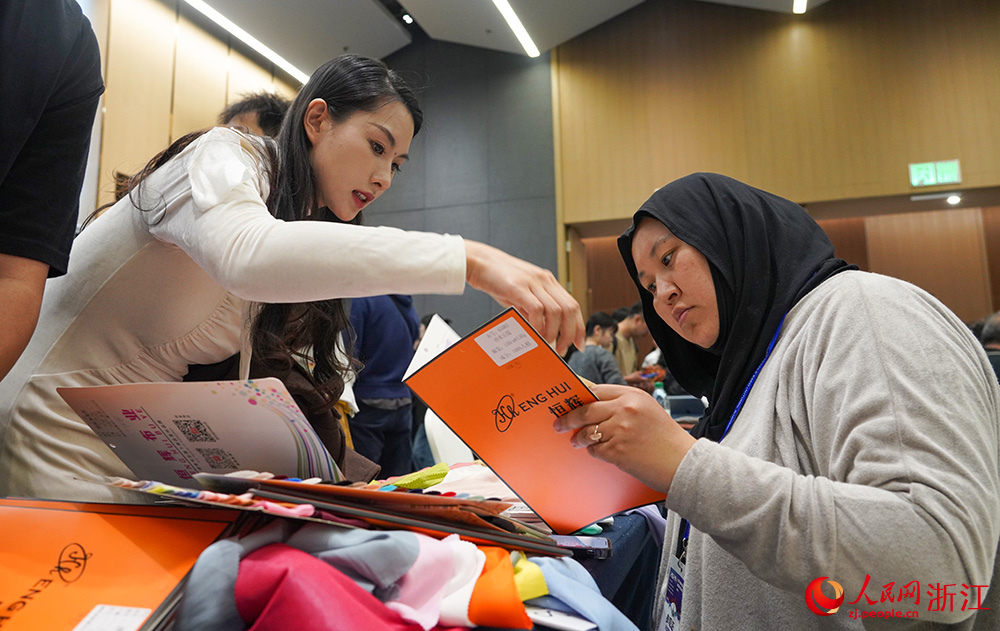 在浙江紹興國際會展中心，企業和采購商洽談業務。人民網 章勇濤攝