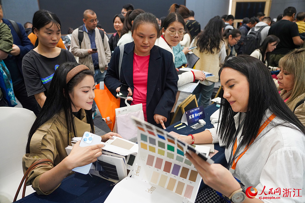 在浙江紹興國際會展中心，企業和采購商洽談業務。人民網 章勇濤攝
