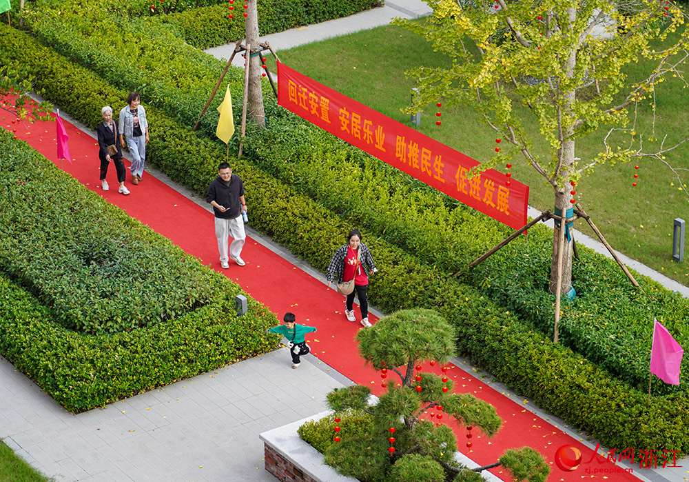 居民到回遷安置房現場看房。人民網 章勇濤攝