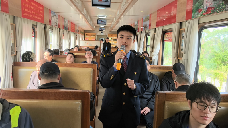“南湖·1921”紅色旅游列車宣講員向采訪團和旅客講解紅色歷史故事。崔偉攝