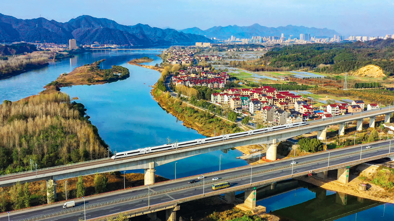 一列動車組列車駛過富川江特大橋。梁力攝
