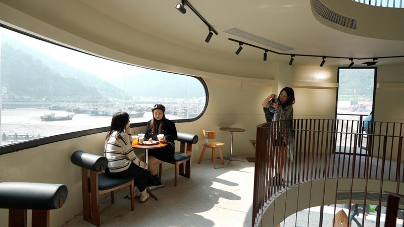 咖啡館窗外便是海景。傅奕佳攝