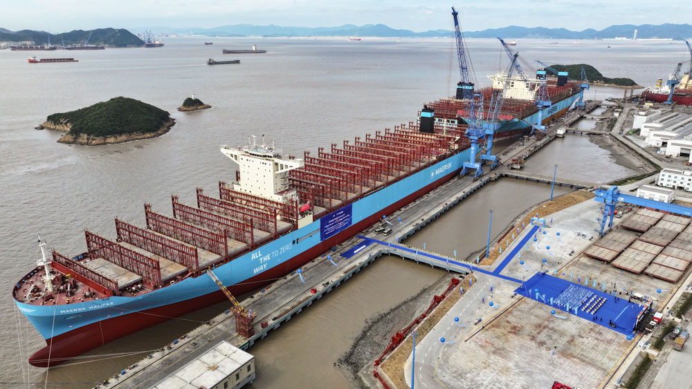 全球首艘馬士基大型集裝箱船甲醇雙燃料改裝項目在舟山普陀交付。楊義鴻攝