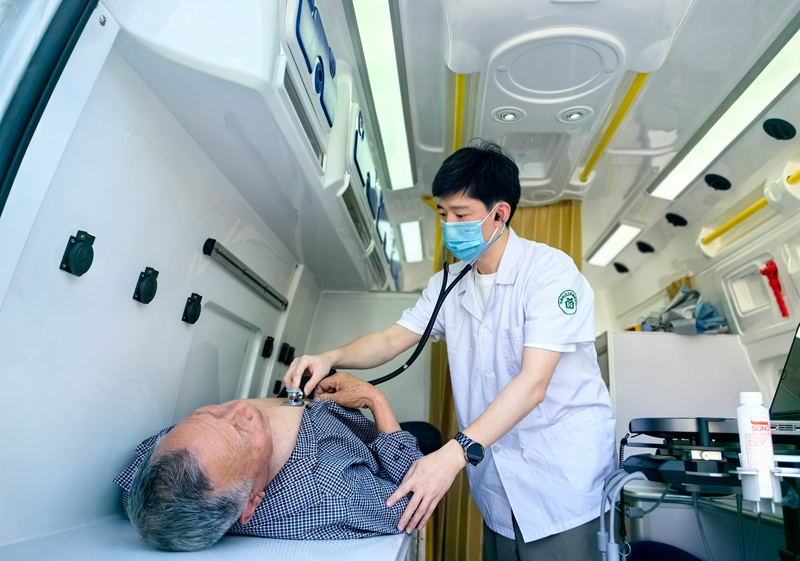 老人在“5G+健康共富直通車”上進行健康體檢。余杭區第二人民醫院倉前分院供圖