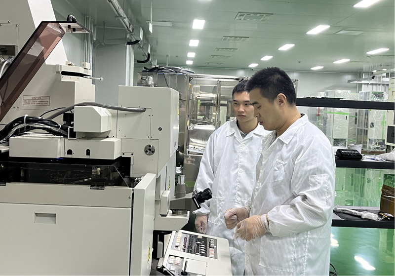 浙江聯芯員工給設備降溫。徐奕唯攝