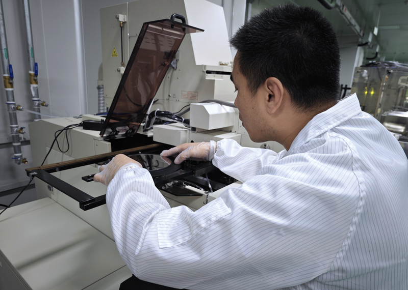 浙江聯芯員工工作場景。劉雅欣攝