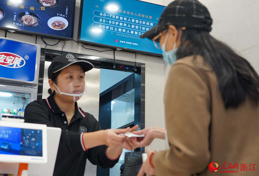 社區食堂讓全齡段社區居民“有處吃”“就近吃”“吃得好”。人民網 章勇濤攝