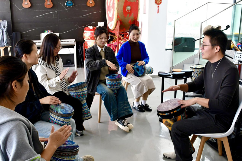 金文凱正帶領五位村民敲擊非洲鼓。徐奕唯攝