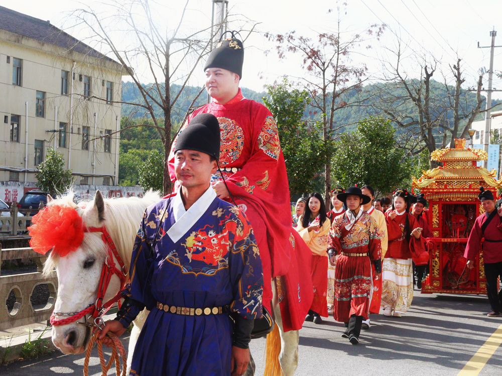 近日，一場別具特色的中式傳統婚禮在浙江臨海小芝鎮熱鬧舉行。孫千千攝
