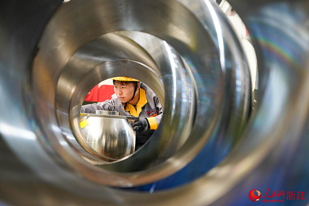 近日，在麗水市蓮都經濟開發區一家閥門企業數字化車間，工人正有條不紊地忙碌著。人民網 章勇濤攝