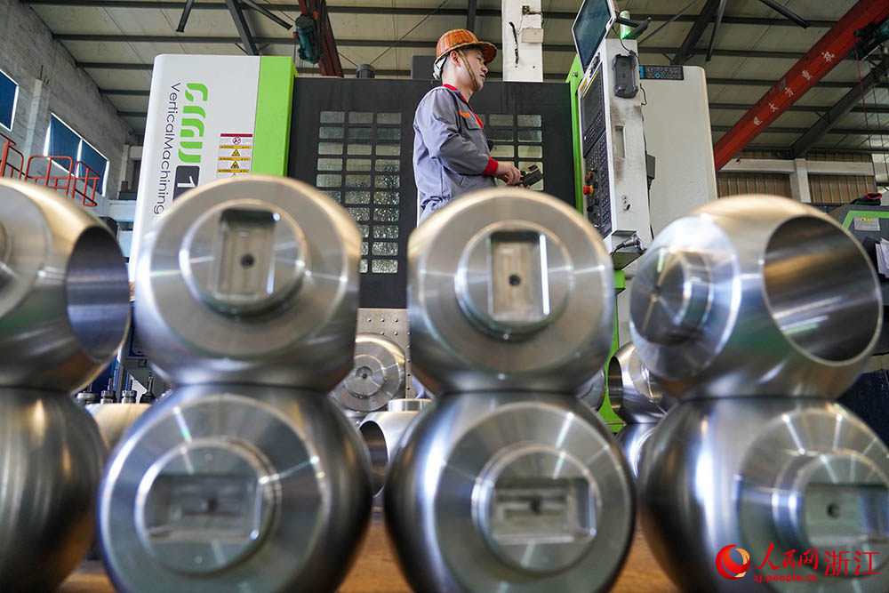 近日，在麗水市蓮都經濟開發區一家閥門企業數字化車間，工人正有條不紊地忙碌著。人民網 章勇濤攝