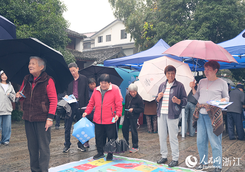 “飛行棋”游戲環節開始前，當地村民正排隊等待參與知識問答。人民網 程欣攝