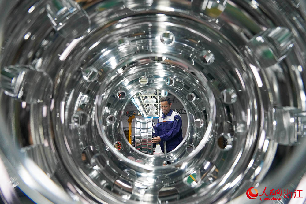 工人對汽車輪轂進行加工。人民網 章勇濤攝