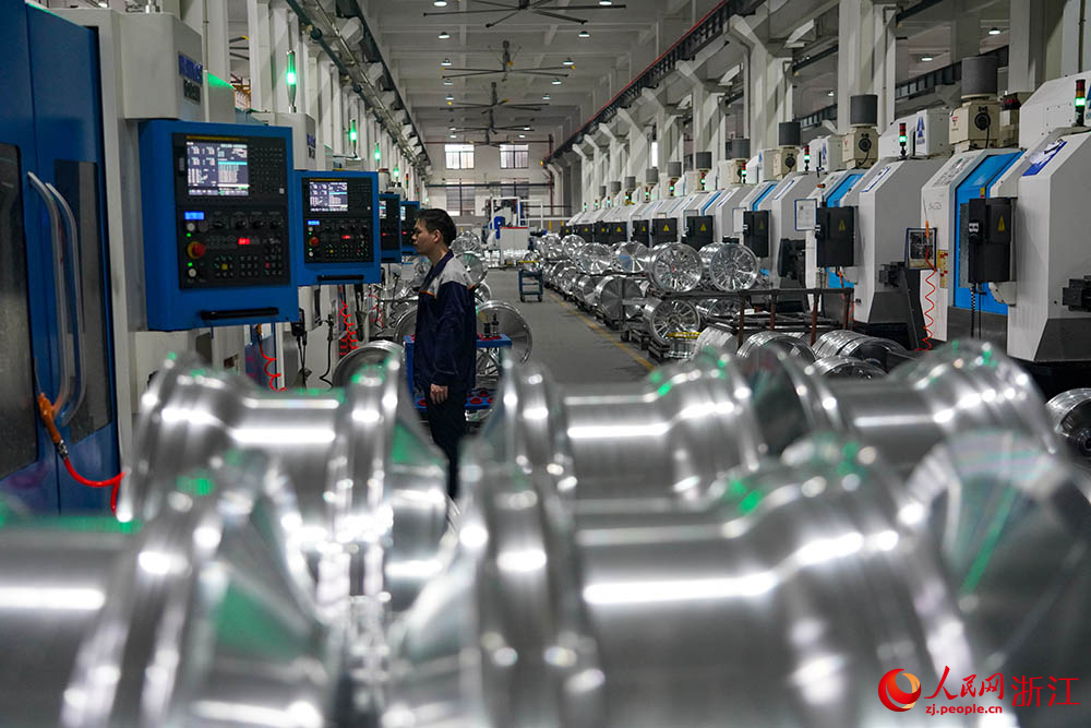 工人對汽車輪轂進行加工。人民網 章勇濤攝