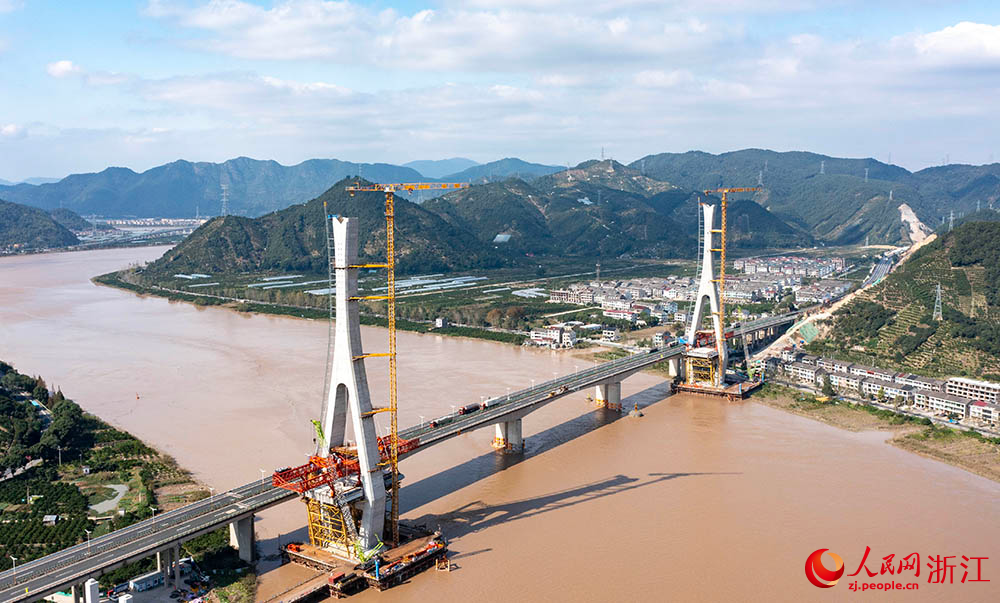 靈江特大橋是甬臺溫改擴建臺州北段項目控制性工程。人民網 章勇濤攝